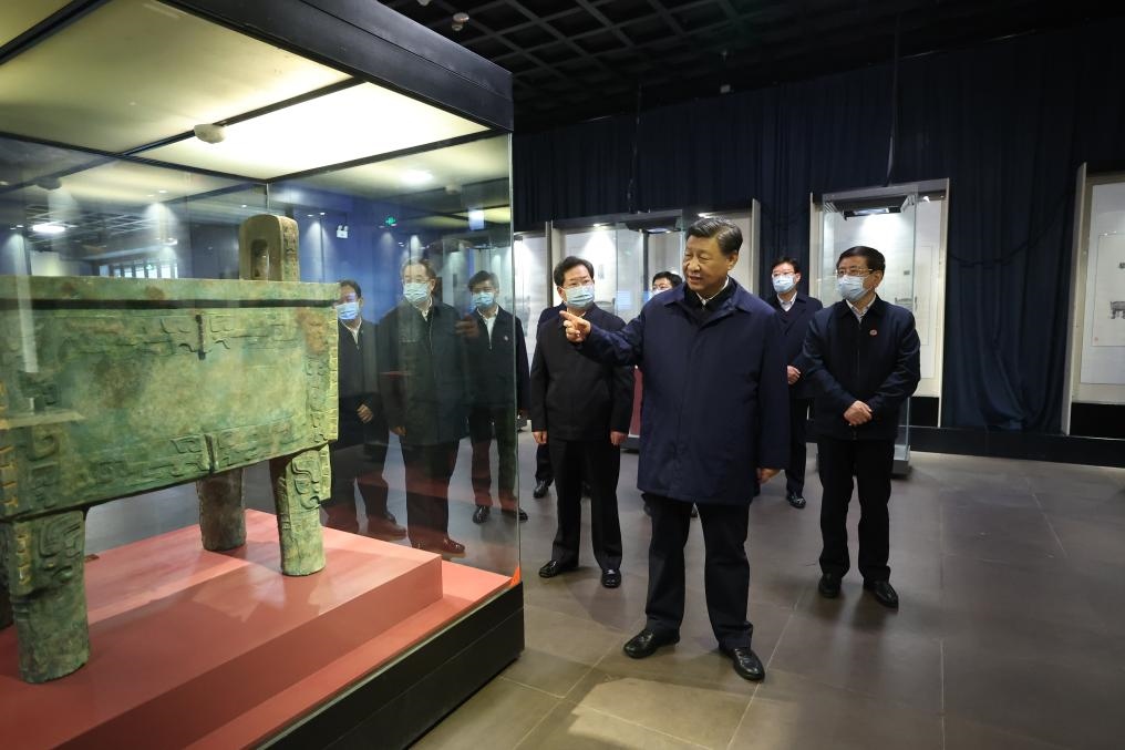 2022年10月26日至28日，中共中央總書記、國家主席、中央軍委主席習近平在陜西省延安市、河南省安陽市考察。這是28日下午，習近平在安陽市殷墟博物館考察。新華社記者 鞠鵬 攝