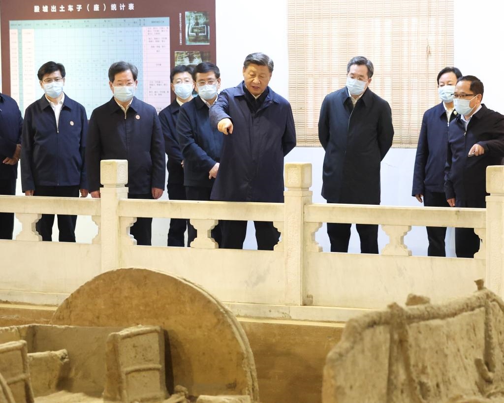 2022年10月26日至28日，中共中央總書記、國家主席、中央軍委主席習近平在陜西省延安市、河南省安陽市考察。這是28日下午，習近平在安陽市殷墟遺址考察。新華社記者 丁林 攝