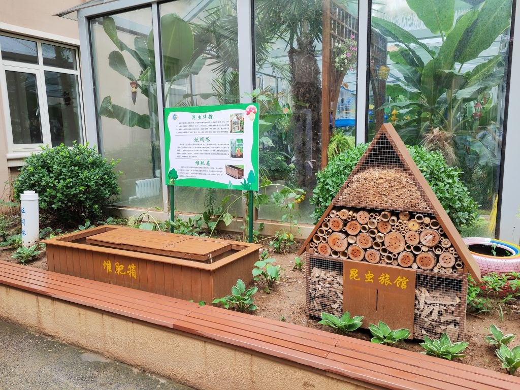 7月14日，大連市甘井子區(qū)實驗小學(xué)“識嫣園”里的堆肥箱。新華社記者張博群攝