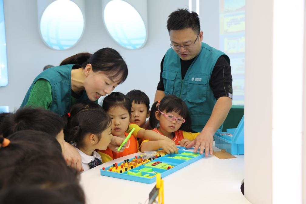 7月12日，浙江寧波奉化區(qū)實驗小學(xué)，暑托班孩子學(xué)習(xí)暑期安全用電和節(jié)能知識。新華社記者張璇攝