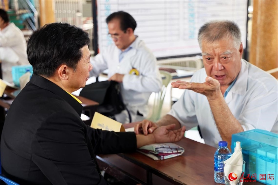 泰國中醫(yī)師為泰國春武里府最高行政長官威塔亞號脈問診。人民網(wǎng)記者 楊一攝