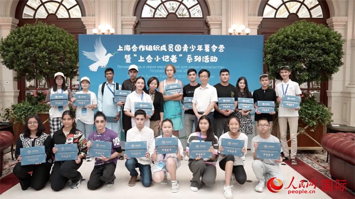 主辦單位為“上合小記者”頒發(fā)證書。實習(xí)生 方明軒攝
