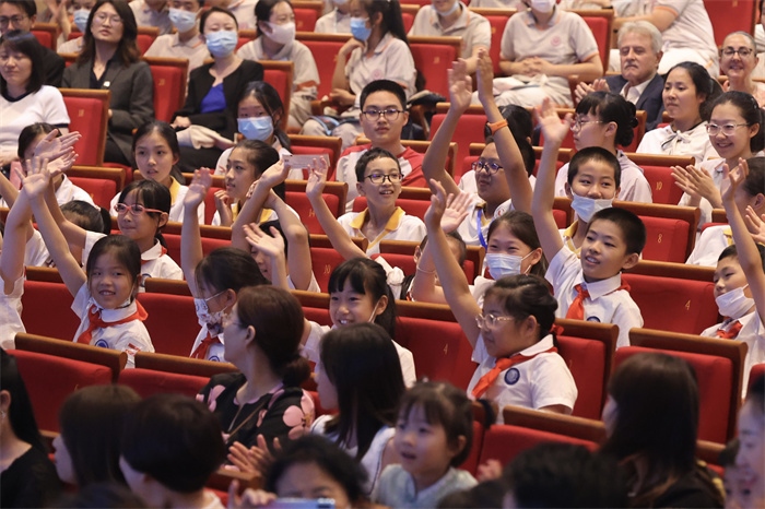 觀看演出的中小學(xué)生。中外語言交流合作中心供圖