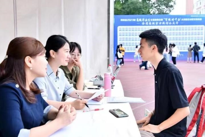 2023年5月7日，四川省2023屆高校畢業(yè)生專場招聘會暨“百校對千企”大型校企對接交流活動在成都理工大學(xué)舉行。（四川省教育廳供圖）