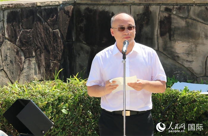 昆明市副市長安恩法在紀念儀式上致辭。人民網(wǎng) 許可攝