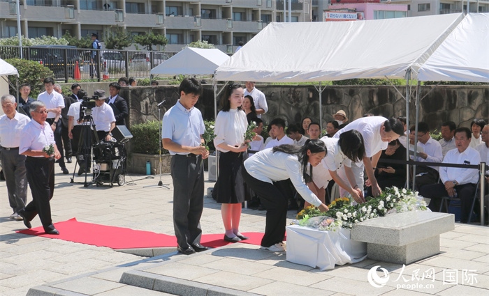 日本當?shù)孛癖?、在日華僑華人等依次向聶耳紀念碑敬獻鮮花。人民網(wǎng) 許可攝