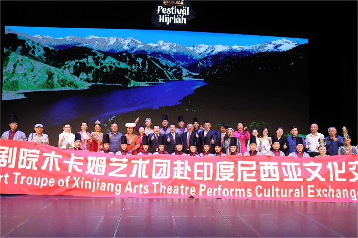 演出結(jié)束后陸慷大使和夫人及印尼官員與演職人員合影。中國駐印度尼西亞大使館供圖