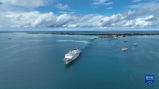 7月22日，中國海軍“和平方舟”號(hào)醫(yī)院船結(jié)束基里巴斯訪問，駛離塔拉瓦港。新華社發(fā)（桂江波 攝）