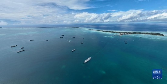 7月22日，中國海軍“和平方舟”號(hào)醫(yī)院船結(jié)束基里巴斯訪問，駛離塔拉瓦港。新華社發(fā)（桂江波 攝）