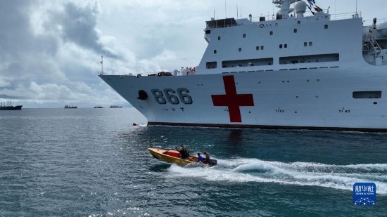 7月22日，中國海軍“和平方舟”號(hào)醫(yī)院船駛離塔拉瓦港途中，基里巴斯當(dāng)?shù)孛癖婑{船揮手告別。新華社發(fā)（桂江波 攝）