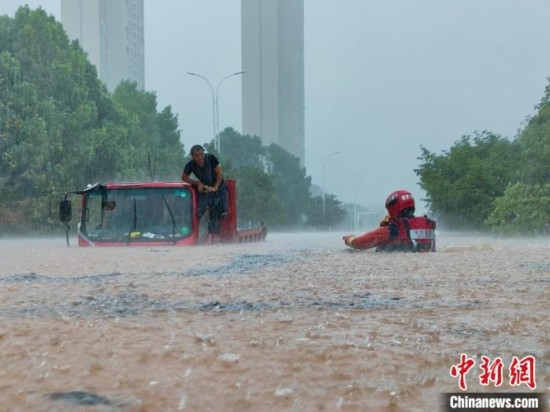 湖北咸寧暴雨引發(fā)內(nèi)澇，消防營救疏散民眾 朱燕林 攝