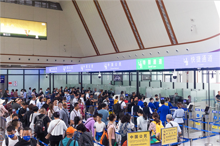 7月22日，乘坐中老鐵路國際旅客列車的旅客在磨憨邊檢大廳排隊候檢。衛(wèi)海林 攝