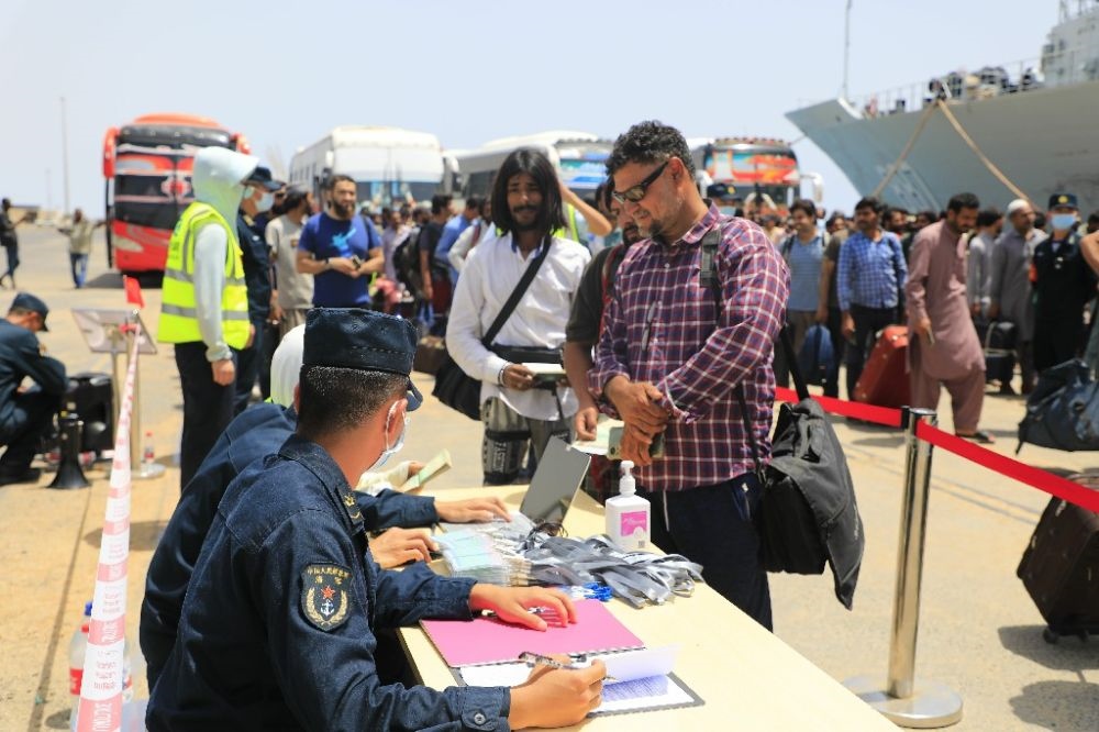 ↑2023年4月28日，從蘇丹撤離的外籍人員準(zhǔn)備登艦。新華社發(fā)（李怡諾攝）
