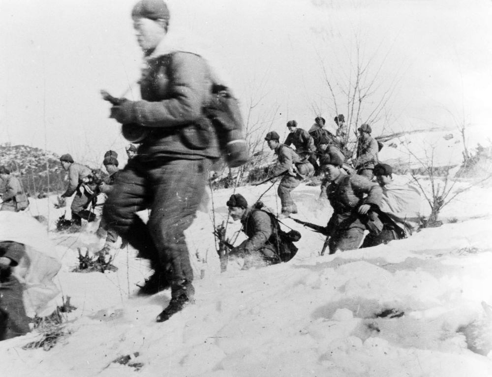 △中國人民志愿軍戰(zhàn)士向美軍進(jìn)攻的情形（1951年攝）。