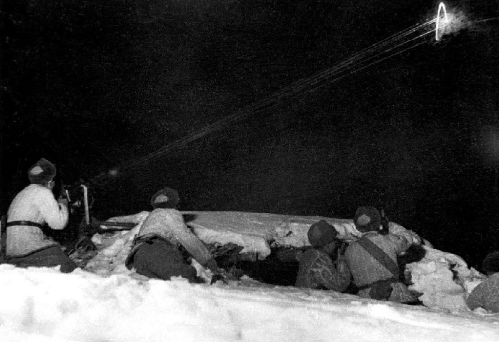  ↑1950年12月，在朝鮮長津湖，中國人民志愿軍第27軍連隊(duì)機(jī)槍手向美軍陣地射擊。新華社發(fā)（張崇岫 攝）