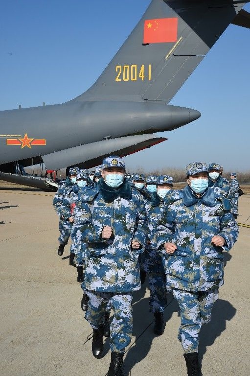 ↑2020年2月17日，一批軍隊(duì)支援湖北醫(yī)療隊(duì)員抵達(dá)武漢天河機(jī)場。新華社記者 黎云 攝