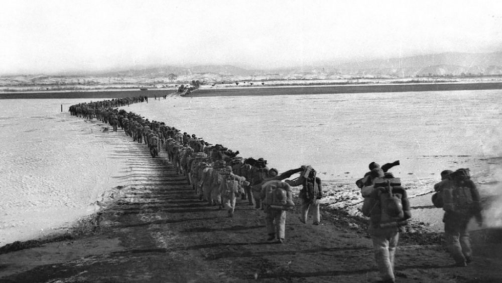 ↑1950年10月19日，中國人民志愿軍雄赳赳、氣昂昂跨過鴨綠江，和朝鮮人民一道共同抗擊侵略者。新華社發(fā)（黎民 攝）