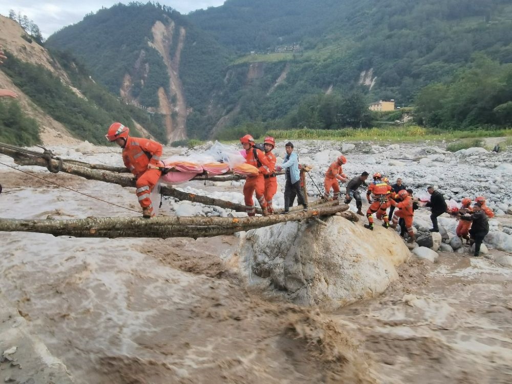 ↑2022年9月5日，武警四川總隊(duì)機(jī)動第二支隊(duì)官兵在甘孜州瀘定縣磨西鎮(zhèn)磨子溝村搭建臨時(shí)木橋轉(zhuǎn)移被困群眾（手機(jī)照片）。新華社發(fā)（洪福樂 攝）