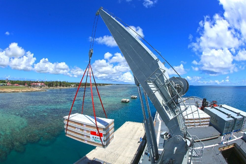 ↑赴湯加執(zhí)行運(yùn)送救災(zāi)物資任務(wù)的中國海軍艦艇編隊(duì)在努庫阿洛法港卸載移動板房（2022年2月19日攝）。新華社發(fā)（薛成清 攝）
