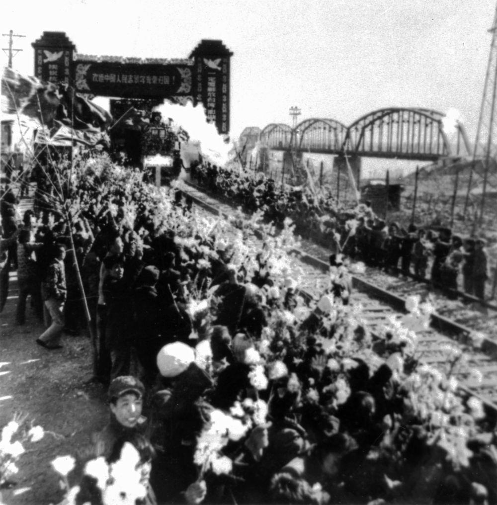 △1958年10月26日，列車駛過鴨綠江畔的凱旋門，中國人民志愿軍戰(zhàn)士回到祖國懷抱。