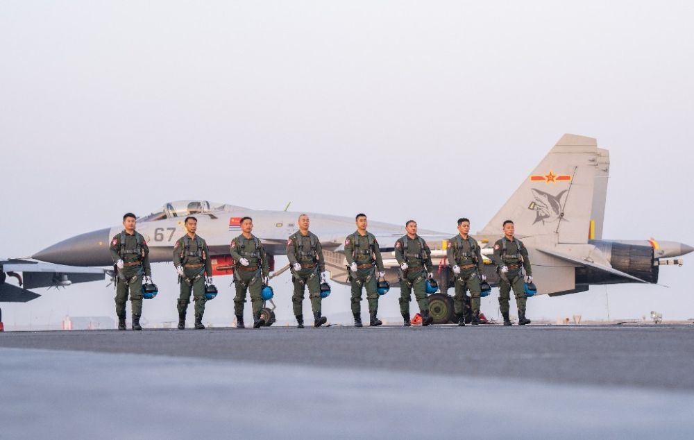 ↑海軍航空大學(xué)某基地艦載機(jī)飛行教官群體（2021年12月11日攝）。新華社發(fā)（萬全 攝）