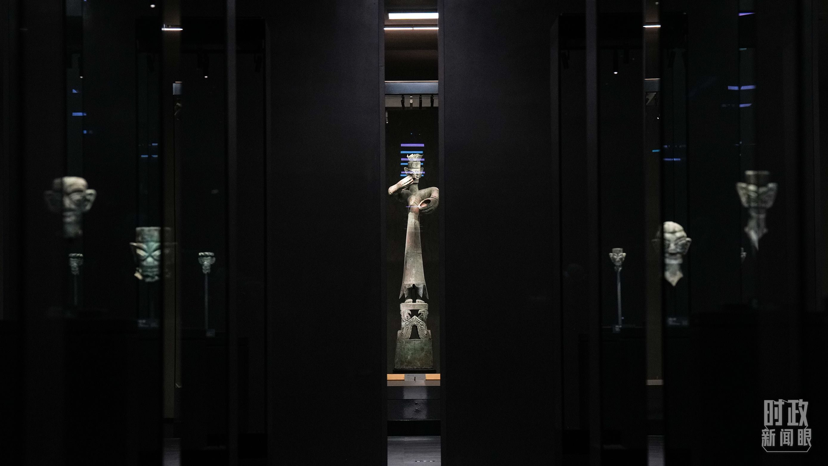 △三星堆出土的青銅大立人像。（總臺國廣記者李晉拍攝）