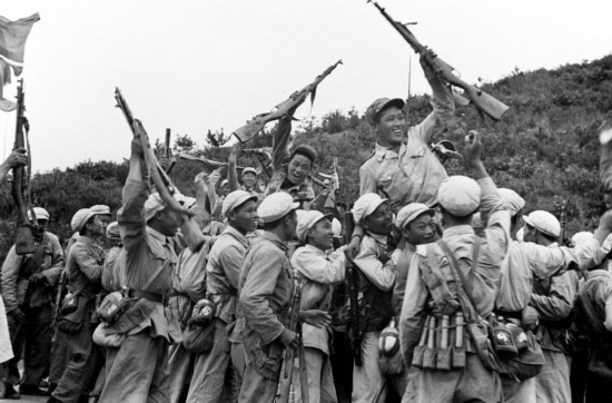  這是中國人民志愿軍和朝鮮人民軍一起歡慶戰(zhàn)斗勝利。新華社發(fā)（資料照片）