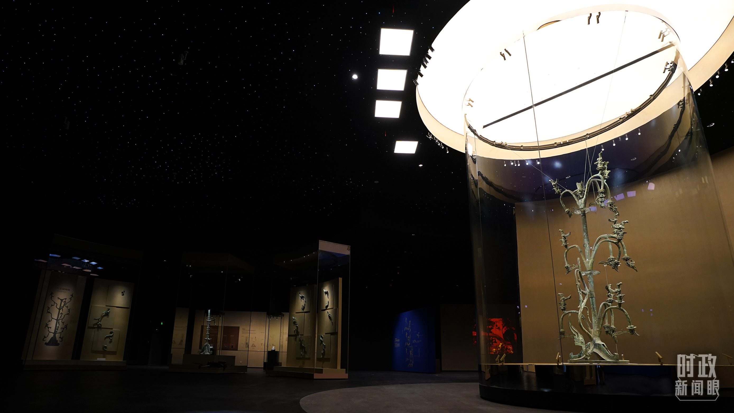 △三星堆出土的青銅神樹。（總臺國廣記者李晉拍攝）