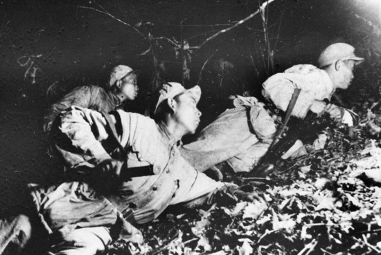 在1952年秋季的上甘嶺戰(zhàn)役中，堅守在坑道里的戰(zhàn)士準備夜間出擊。新華社發(fā)（資料照片）