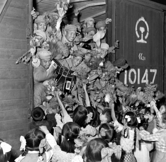1954年，中國人民志愿軍歸國部隊抵達安東（今遼寧丹東），受到少先隊員的熱烈歡迎。新華社記者 王純德攝