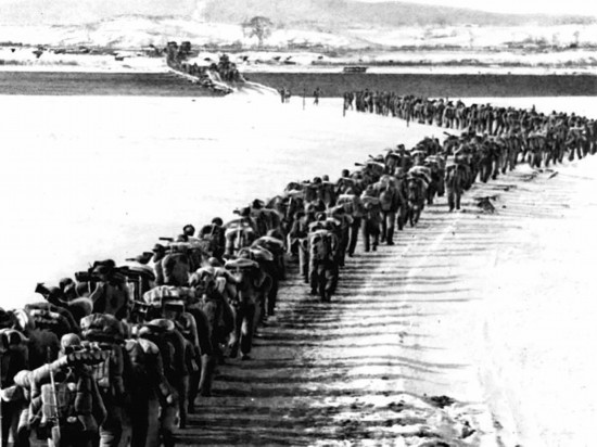 1950年，美帝國主義把侵略的戰(zhàn)火燒到了鴨綠江邊。為保家衛(wèi)國，中國人民的優(yōu)秀兒女組織起志愿軍，跨過鴨綠江，與朝鮮軍民一道英勇打擊美國侵略軍。新華社發(fā)（資料照片）