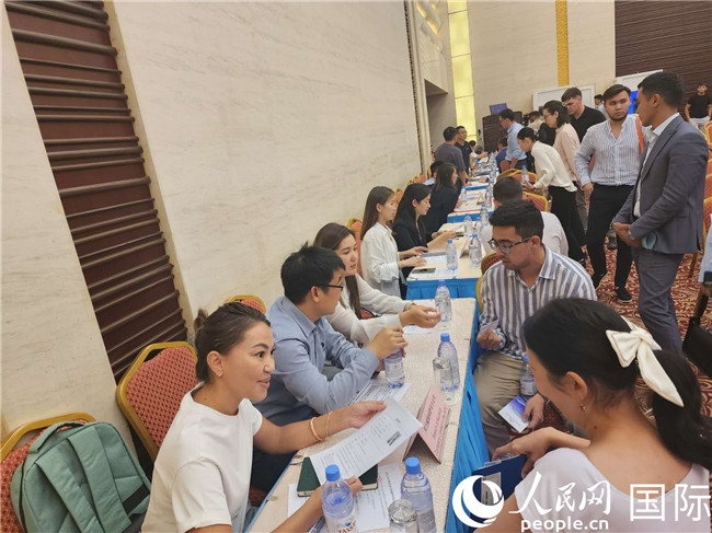 圖為中企代表與哈留華畢業(yè)生現(xiàn)場交流。人民網(wǎng)記者 李強(qiáng)攝