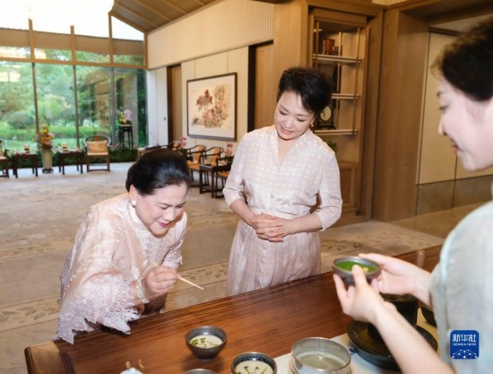 7月27日下午，國(guó)家主席習(xí)近平夫人彭麗媛在四川成都會(huì)見陪同印度尼西亞總統(tǒng)佐科來華出席第31屆世界大學(xué)生夏季運(yùn)動(dòng)會(huì)開幕式并訪華的總統(tǒng)夫人伊莉亞娜。這是彭麗媛邀請(qǐng)伊莉亞娜觀看茶藝表演，并同伊莉亞娜親切茶敘。新華社記者 丁林 攝