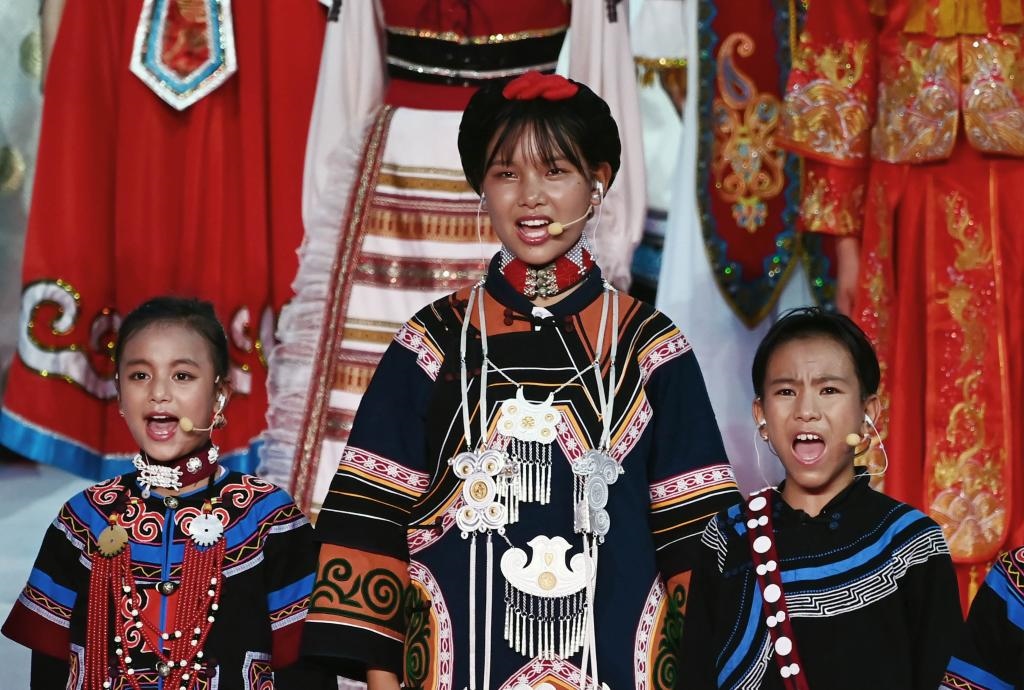 7月28日，吉好有果（中）在開(kāi)幕式上表演。新華社記者陳澤國(guó)攝