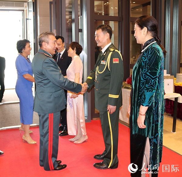國(guó)防武官胡德君大校迎接賓客。人民網(wǎng)記者李強(qiáng)攝
