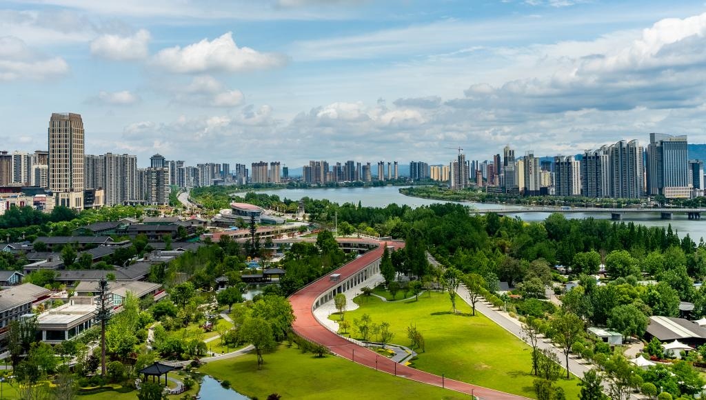 4月30日拍攝的天漢濕地公園景色。新華社發(fā)（李偉 攝）