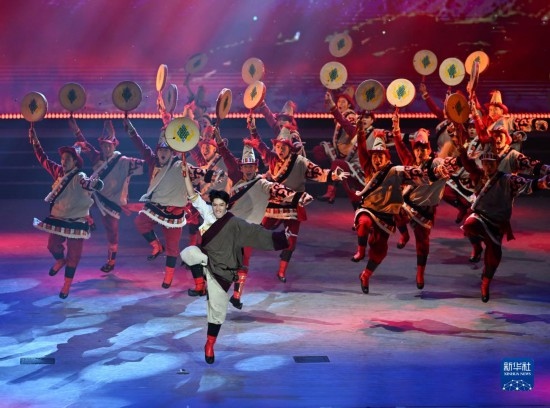 7月29日，演員在聯(lián)歡會(huì)現(xiàn)場(chǎng)表演舞蹈。新華社記者 蔡湘鑫 攝