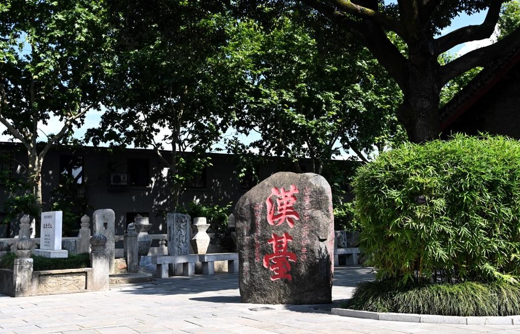 近日拍攝的陜西省漢中市博物館內(nèi)的“漢臺”石碑。新華社記者 劉瀟 攝