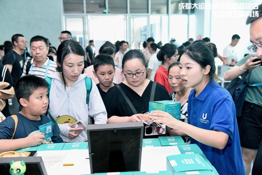 在特許商品零售店挑選“蓉寶”的顧客。人民網(wǎng)記者 朱虹攝