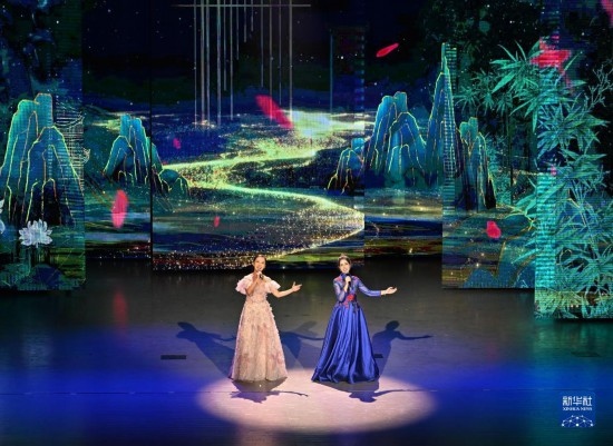 7月29日，演員在聯(lián)歡會(huì)現(xiàn)場(chǎng)演唱。新華社記者 蔡湘鑫 攝
