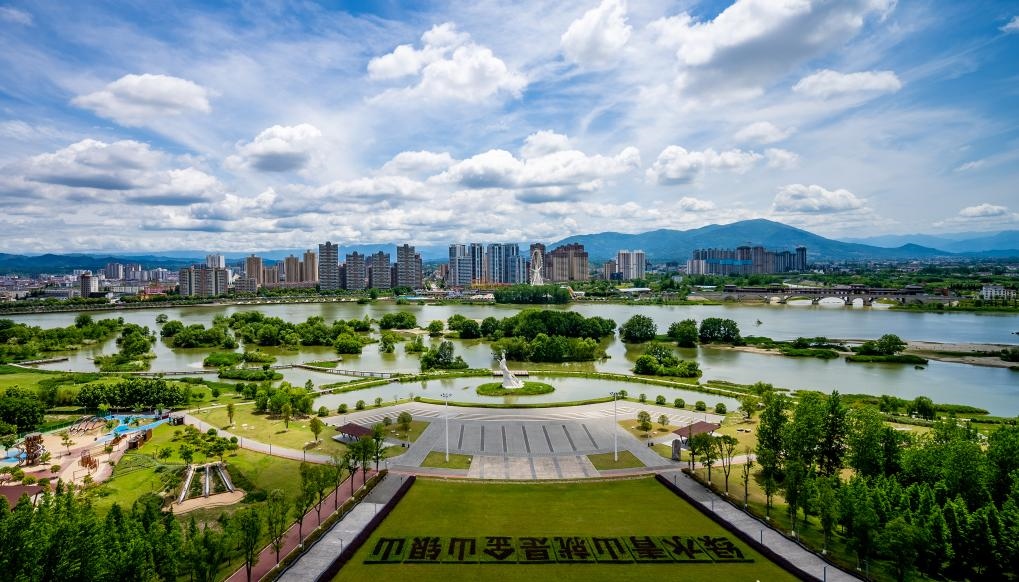 4月30日拍攝的天漢濕地公園景色。新華社發(fā)（李偉 攝）