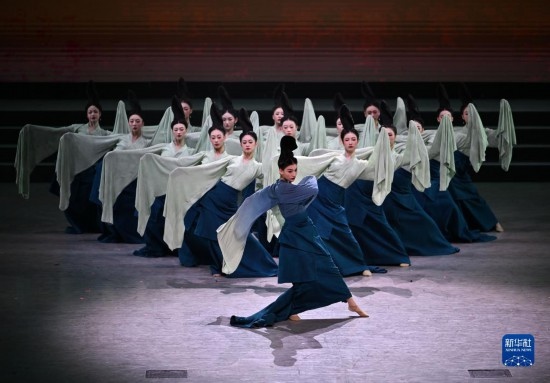 7月29日，演員在聯(lián)歡會(huì)現(xiàn)場(chǎng)表演《只此青綠》。新華社記者 蔡湘鑫 攝