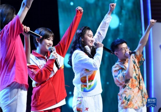 7月29日，中國(guó)運(yùn)動(dòng)員張家齊（左二）在聯(lián)歡會(huì)現(xiàn)場(chǎng)演唱。新華社記者 張端 攝