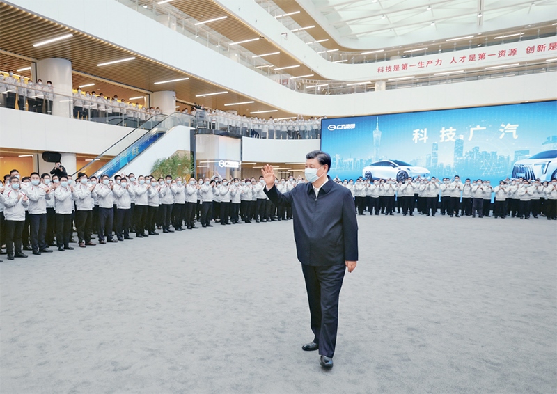 2023年4月10日至13日，中共中央總書記、國家主席、中央軍委主席習近平在廣東考察。這是12日下午，習近平在廣汽研究院向職工們揮手致意。 新華社記者 鞠鵬/攝