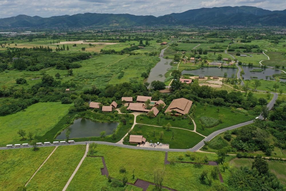 這是在浙江省杭州市余杭區(qū)拍攝的良渚古城遺址公園（2022年7月6日攝，無(wú)人機(jī)照片）。新華社記者 黃宗治 攝