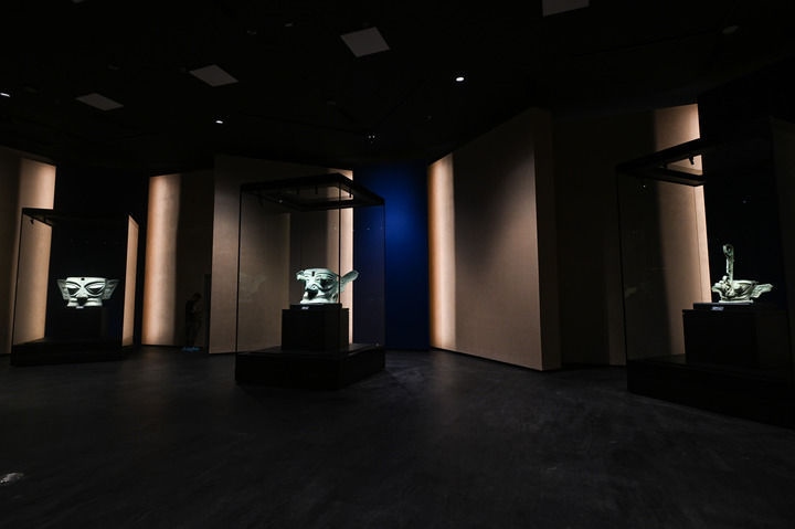 7月26日在三星堆博物館新館拍攝的展品。新華社記者 王曦 攝