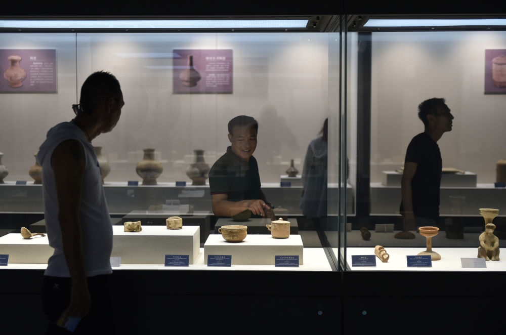 游人在廣西合浦縣漢代文化博物館內(nèi)參觀（2019年5月24日攝）。新華社記者 魯鵬 攝