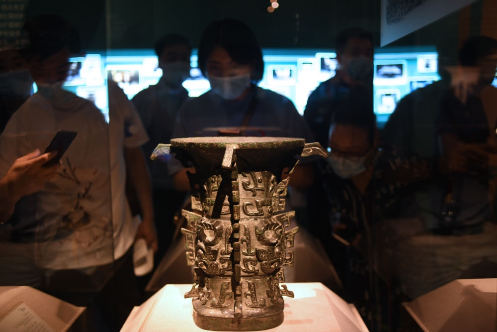 觀眾在北京中國(guó)國(guó)家博物館“宅茲中國(guó)——寶雞出土青銅器與金文精華”展上參觀西周早期禮器何尊（2020年8月14日攝）。新華社記者 金良快 攝