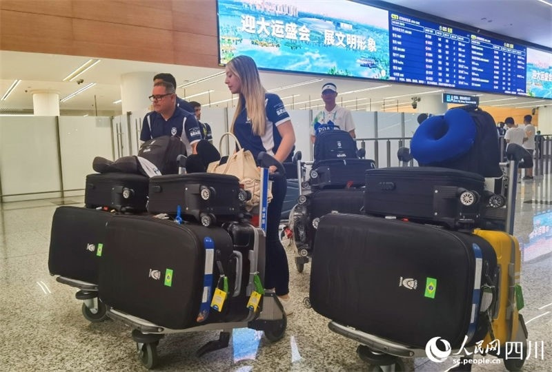 圖為取完行李的巴西代表團(tuán)成員。人民網(wǎng)記者 王洪江攝
