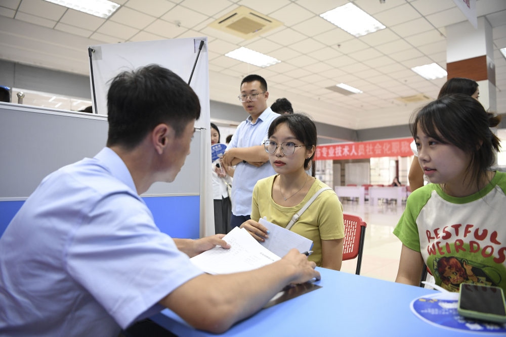 2023年7月29日，“揚就業(yè)之帆，啟夢想之旅”2023年寧夏（銀川）離校未就業(yè)高校畢業(yè)生招聘會在寧夏（銀川）人力資源服務(wù)產(chǎn)業(yè)園舉行。求職者（右）在招聘會現(xiàn)場與用人單位交流。新華社記者 馮開華 攝